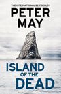 "The International Bestseller - Peter May. Island of the Dead. Einsamer Felsen im ruhigen Meer, grauer Himmel."