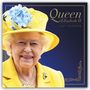 „Queen Elizabeth II 2027 Calendar.“ Eine lächelnde ältere Frau in gelbem Outfit mit blauem Blumenschmuck am Hut.