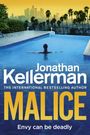 "Jonathan Kellerman. THE INTERNATIONAL BESTSELLING AUTHOR. MALICE. Envy can be deadly." Frau schwimmt im Pool, Skyline.