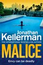 "Jonathan Kellerman, MALICE, Envy can be deadly" in großen Buchstaben. Eine Person schwimmt in einem Pool, Stadt im Hintergrund.