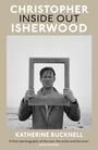 Text: "Christopher Isherwood Inside Out" von Katherine Bucknell. Ein Mann hält einen leeren Rahmen vor sich.