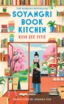 „The Korean Bestseller SOYANGRI BOOK KITCHEN“ von Kim Jee Hye, übersetzt von Shanna Tan. Illustration von Bücherregalen und Bäumen.