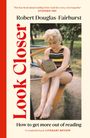 Bucheinband mit dem Titel "Look Closer" von Robert Douglas-Fairhurst. Eine Frau liest draußen ein Buch.