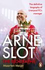 "The definitive biography of Liverpool FC’s manager. ARNE SLOT, THE BIOGRAPHY, Maarten Meijer." Ein Trainer mit Pokal.