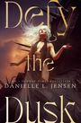"Defy the Dusk" von Danielle L. Jensen. Eine Frau mit weißem Haar und schwarzem Kleid steht vor dramatischem Himmel.