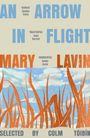 "AN ARROW IN FLIGHT" in blauen Großbuchstaben, darunter "MARY LAVIN" in orange. Illustration von Gras und Himmel.