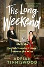 „The Long Weekend“ von Adrian Tinniswood. Illustration: Paar im Raum, Mann mit Rolle, Lemur auf Tisch.