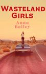 "Wasteland Girls", "Anna Bailey". Eine Frau steht auf einem Auto auf einer einsamen Straße in der Wüste.