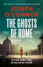 "THE GHOSTS OF ROME" von Joseph O'Connor, Rom-Kulisse, Frau in rotem Rock, Soldaten im Hintergrund.