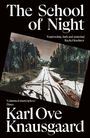„The School of Night“ von Karl Ove Knausgaard. Zitat von Rachel Kushner. Winterlandschaft mit schneebedeckter Straße.