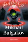 "The Fatal Eggs, Mikhail Bulgakov" in weißen Buchstaben. Ein großes Ei mit einem grünen, schlangenartigen Auge bricht auf.