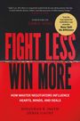 "Fight Less, Win More" in großen roten Buchstaben. Schriftzug: Vorwort von Chris Voss. Zusatzinfo in gelbem Kreis.