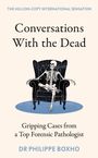 "Conversations With the Dead" steht groß geschrieben, darunter sitzt ein Skelett in einem Lehnsessel.