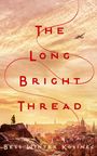 „The Long Bright Thread“ von Bess Winter Kosinec. Im Hintergrund eine Stadt im Sonnenuntergang, Mann auf Hügel, Flugzeug am Himmel.