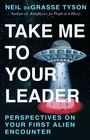 "TAKE ME TO YOUR LEADER" in Großbuchstaben. Illustration: Ein UFO strahlt Licht auf Menschen, die nach oben gezogen werden.
