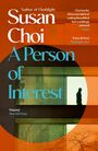 „Author of Flashlight”, „Susan Choi”, „A Person of Interest”. Gebäude, Silhouette eines gehenden Mannes.