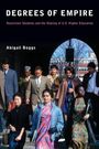 Text: "DEGREES OF EMPIRE. Noncitizen Students and the Making of U.S. Higher Education. Abigail Boggs."  
Menschen gehen durch einen Torbogen.