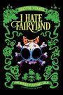 "I Hate Fairyland", ein bunter Totenkopf mit Schleife und grünen Wesen umgeben, darunter steht "The Whole Fluffing Tale".