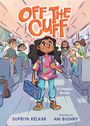 "OFF THE CUFF" in kräftigen Buchstaben. Ein Mädchen mit Locken läuft durch einen Bus und wird von anderen Kindern beobachtet.
