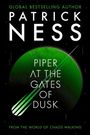 "Piper at the Gates of Dusk" steht über einer grünen Kugel. Autor: Patrick Ness. Oben: "Global Bestselling Author". Unten: "From the World of Chaos Walking".