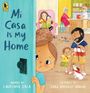 "Mi Casa Is My Home" steht in blauen Buchstaben. Eine Familie ist im Wohnzimmer; ein Mädchen schaut um die Tür. Links oben ein Logo.