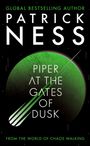 Titel: "Piper at the Gates of Dusk" von Patrick Ness. Schwarzer Hintergrund, grünes kreisförmiges Design.