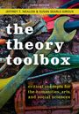"the theory toolbox: critical concepts for the humanities, arts, and social sciences" über Werkzeugen auf rustikalem Hintergrund.