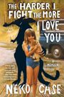 Ein Kind in Badeanzug hält eine Katze. Im Hintergrund ein Auto. Text: "THE HARDER I FIGHT THE MORE I LOVE YOU".
