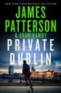 „James Patterson & Adam Hamdy: Private Dublin.“ Ein Mann läuft vor der beleuchteten Kulisse von Dublin.