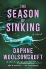 "The Season of Sinking: A Novel" von Daphne Woolsoncroft. Unterwasseransicht einer Person in einem weißen Kleid.