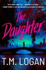 Text: "The Daughter", "T.M. Logan", Zitat von Sarah Pearse. 

Darstellung: Eine Figur überquert nachts eine Brücke, Skyline im Hintergrund.