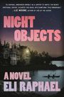 „NIGHT OBJECTS“, ein Roman von Eli Raphael. Nachtlandschaft mit altem Herrenhaus und zwei Paddlern auf einem See.