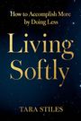 Text: "How to Accomplish More by Doing Less. Living Softly. Tara Stiles." Goldene Schrift auf sternenklarem Nachthimmel.