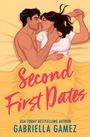 "Second First Dates" und "Gabriella Gamez" in bunten Buchstaben. Illustration: Ein Paar umarmt sich unter einer gelben Decke.
