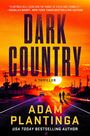 „DARK COUNTRY“, „A THRILLER“ von Adam Plantinga, gelbe Schrift vor Sonnenuntergang, Silhouetten auf Straße.