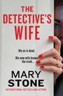 "The Detective's Wife" in Rot, gefolgt von "His ex is dead. His new wife knows the truth..." und "Mary Stone" in Schwarz. Eine Hand mit roten Nägeln hält eine Tür.