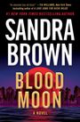 Text: "SANDRA BROWN BLOOD MOON A NOVEL" in großen Buchstaben. Hintergrund: Roter Mond über einem dunklen See.