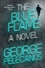 „The Blue Flame: A Novel“ von George Pelecanos. Im Hintergrund eine Karte mit einer wandelnden Person.