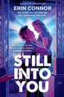 Buchtitel: "STILL INTO YOU", Autor: ERIN CONNOR. Ein Paar umarmt sich auf einer Bühne, umgeben von blauen Lichtern.