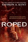 „SAFFRON A. KENT“, „ONCE HE HUNTS HER DOWN, HE'S NEVER LETTING HER GO“, „ROPED“. Dunkle Cowboy-Figur mit Hut und Seil.