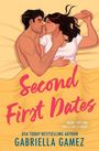 „Second First Dates“, „Maybe this time they’ll get it right...“, Autor: Gabriella Gamez. Illustration: Paar im Bett, eng umschlungen.