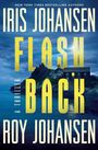 "Iris Johansen, Flashback, Roy Johansen, A Thriller." Stürmische Küste, zwei Personen auf einem Felsen, blitzeleuchtender Himmel.