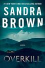 "Sandra Brown, Overkill, A Novel." Zeigt Berglandschaft mit Haus, Nebel und Gesicht am Himmel.