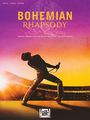"BOHEMIAN RHAPSODY" in gelber Schrift oben. Silhouette eines Sängers mit Mikro vor Sonnenuntergang auf einer Bühne.