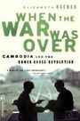 „WHEN THE WAR WAS OVER“, „CAMBODIA AND THE KHMER ROUGE REVOLUTION“. Zwei sitzende silhouettierte Personen.