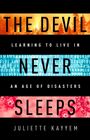 THE DEVIL NEVER SLEEPS, darunter: Juliette Kayyem. Oben brennender Wald, Mitte Binärcode, unten Virenmuster.