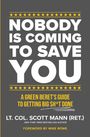 "NOBODY IS COMING TO SAVE YOU." Gelbes Banner mit Sternen. "A GREEN BERET'S GUIDE TO GETTING BIG SH*T DONE." Dunkelgrauer Hintergrund.