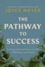 „#1 New York Times Bestselling Author Joyce Meyer: The Pathway to Success. Letting God Lead You to a Life of Meaning and Purpose.“ Umgeben von grünen Blättern.