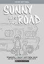 Text: "Sunny Hits the Road", "Jennifer L. Holm & Matthew Holm", "Scholastic". Skizze eines Wohnmobils und zweier Personen.