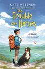 „The Trouble with Heroes“ von Kate Messner. Illustration: Junge mit Rucksack und Hund in Berglandschaft.